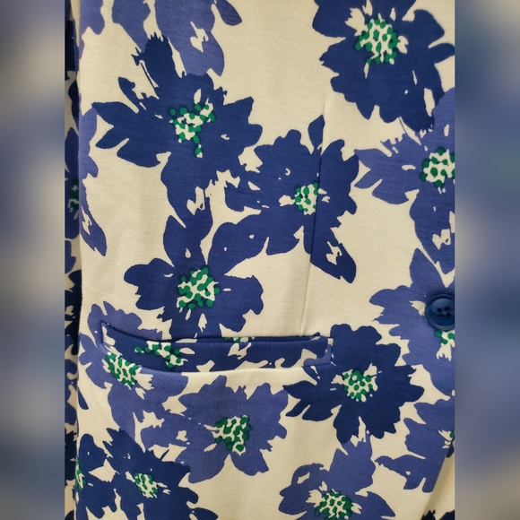 Simply Styled Blazer - Picture 7 of 9